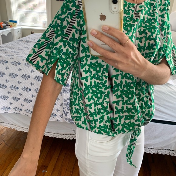 Vibrant green ivy print top. Loose fitting. XS-S JoyJoy - Picture 3 of 5